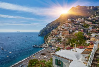 İtalya 'nın ünlü amalfi kıyısındaki Positano kasabasıyla güzel bir manzara.