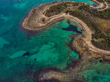 Puglia, İtalya 'daki Torre Guaceto çevresindeki deniz manzarası. Çekim, yerin morfolojisinin katmanlarını ve doğanın bu alanın tipik renklerini arttırır..