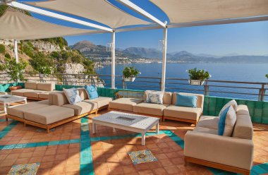 Amalfi kıyısında İtalya'da eski turistik Avrupa kentinde yaz boş açık kafe