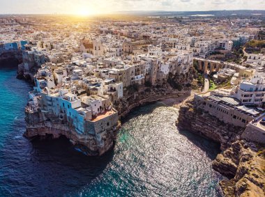 Polignano bir Mare drone atışı. Cala Paura 'nın Puglia, Polignano' daki hava görüntüsü. Güney İtalya 'nın en ünlü plajı..