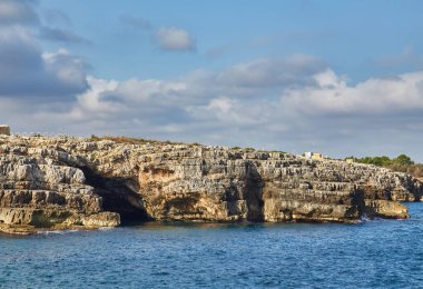 Polignano bir Mare kasabası, Puglia bölgesi, İtalya ve Avrupa 'nın muhteşem ilkbahar manzarası. Adriyatik Denizi 'nin renkli deniz manzarası. Seyahat konsepti arka planı.