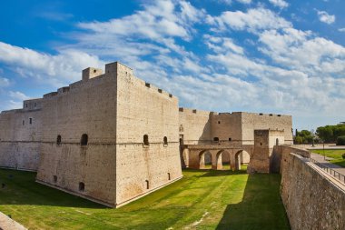 Trani 'deki San Nicola Pellegrino' nun güzel Roma Katedrali Bazilikası. Kireç taşından yapılmış, pembe ve beyaz. Çan kulesinin altında sivri bir kemer. Puglia, Bari, Barletta 'da