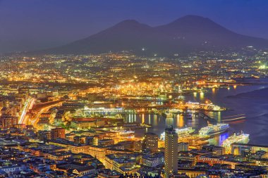 Geceleri Napoli'nin panoramik manzara manzarası, Campania, İtalya