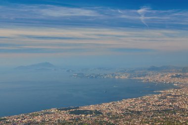 Napoli, Campania bölgesi, İtalya, Avrupa ve AB 'deki Vezüv Yanardağı' ndan panoramik manzara. Bulutlu bir günde Capri ve Akdeniz kıyılarına bakıyorum..