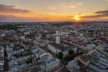 Ukrayna 'nın Lviv kentindeki eski şehrin çatıları. Avrupa şehrinin büyülü atmosferi. Şehir simgesi, belediye binası ve ana meydan. Drone fotoğrafı.