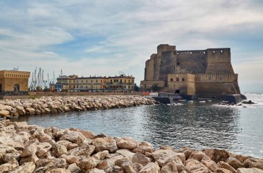 Napoli, İtalya - 24 Ekim 2019: Napoli, İtalya 'daki Castel dell' Ovo deniz kenarındaki şatoya giden köprü