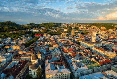 Ukrayna 'nın Lviv kentindeki eski şehrin çatıları. Avrupa şehrinin büyülü atmosferi. Şehir simgesi, belediye binası ve ana meydan. Drone fotoğrafı.