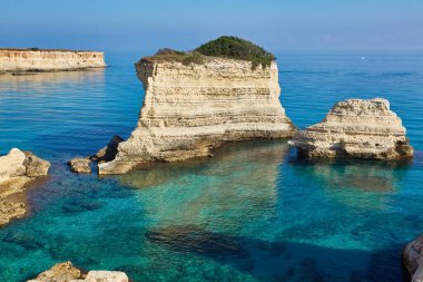 Puglia 'daki güzel deniz manzarası. İtalya. Torre di Sant Andrea - Otranto kasabası yakınlarında kaya oluşumlarıyla ünlü plaj