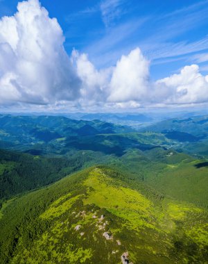 Fotoğraf, bir dağ sırtındaki haçta bir dronla çekildi. Karpatlar 'daki sıradağların yaz fotoğrafı.