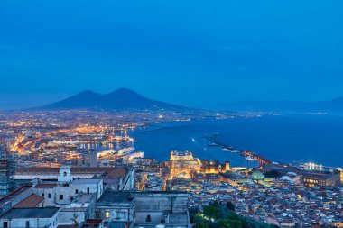 Napoli, İtalya. Napoli Körfezi 'nin üzerinde gün batımının güzel ışıkları ön planda marina ve arka planda Vezüv Dağı var..