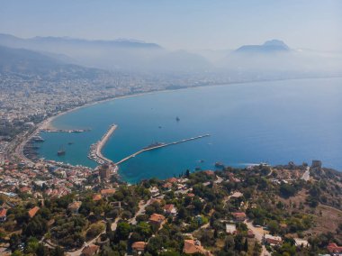 Antalya Türkiye 'deki Alanya Körfezi' nin havadan görünüşü. Açık gökyüzü olan deniz ve şehir. Kizil Kule - Alanya