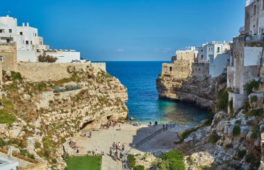 Polignano bir Mare kasabası, Puglia bölgesi, İtalya ve Avrupa 'nın muhteşem ilkbahar manzarası. Adriyatik Denizi 'nin renkli deniz manzarası. Seyahat konsepti arka planı.