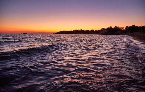 Schöner Sonnenaufgang Über Dem Wasser Strand Von Torre Dell Orso — Stockfoto