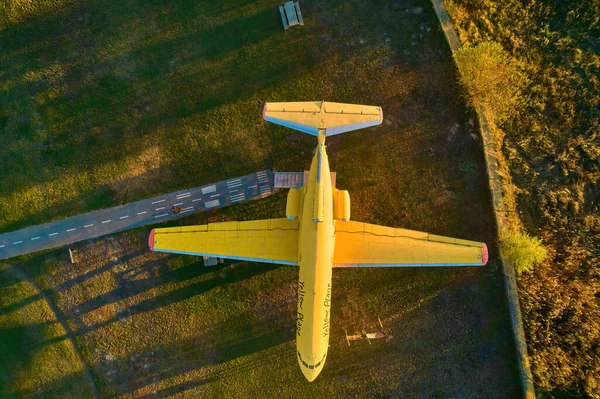Gelbes Passagierflugzeug Steht Auf Dem Feld Eine Touristenattraktion Umgewandelt Draufsicht — Stockfoto