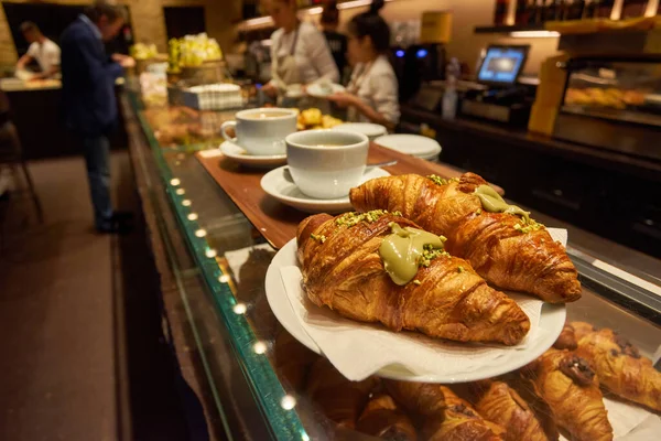 Francia Sült Croissant Meghintett Cukormázzal Vagy Hajtott Cukor Fás Asztal — Stock Fotó