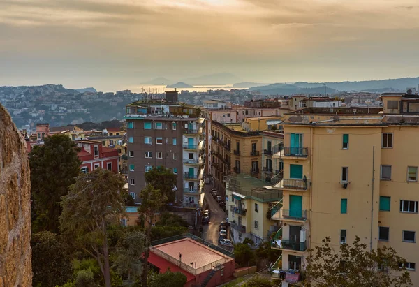 那不勒斯是欧洲最古老的城市之一 这是意大利那不勒斯的最高景 这是一个如此美丽和善良的天性 它能看到城镇和大海 — 图库照片