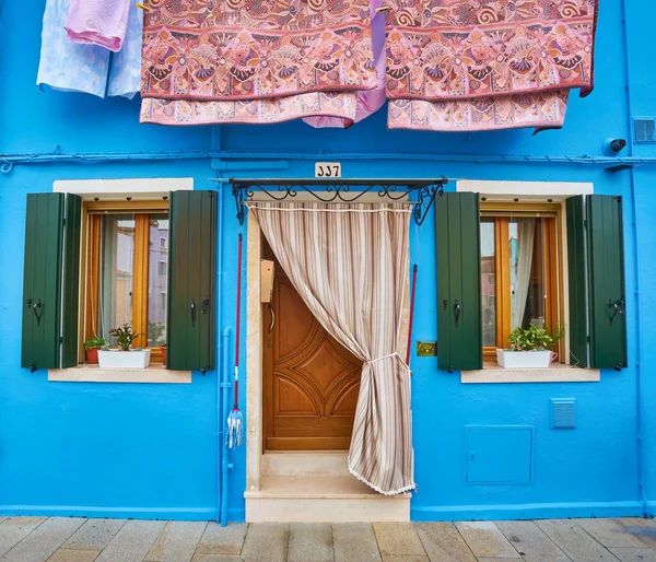 Uma Encantadora Casa Europeia Com Duas Janelas Flores Penduradas Persianas — Fotografia de Stock