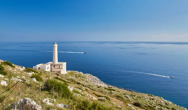 Witte Vuurtoren Cliff Vergeten Zeegezicht Overdag Punta Palascia Otranto Salento — Stockfoto