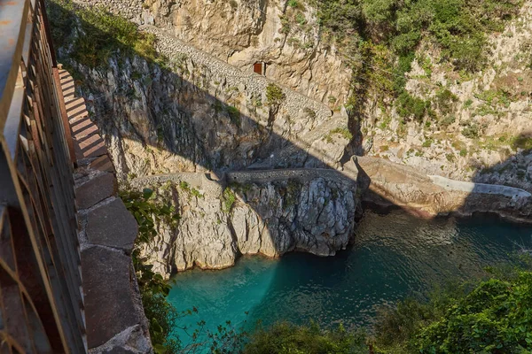 Fiordo Furoreビーチ橋から見たFuroreのフィヨルドは イタリア南西部のカンパニア地方のサレルノ州の珍しい美しい隠された場所 — ストック写真