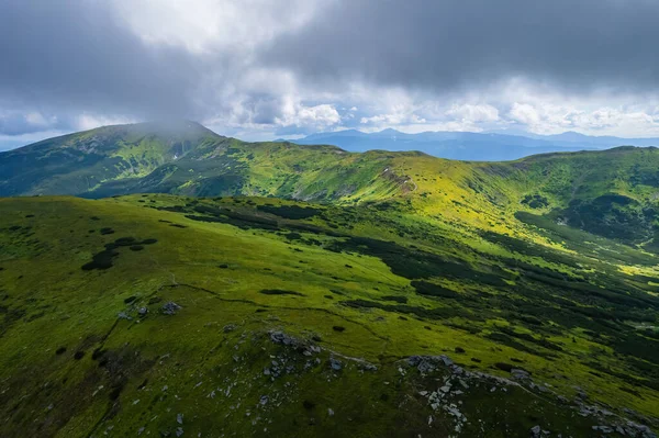 Sisli Karpatlar Hava Manzarası Köy Mavi Gökyüzü Güneş Bulutlar Sabah — Stok fotoğraf