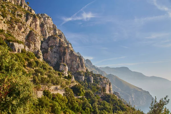 Skaliste Klify Górski Krajobraz Nad Morzem Tyrreńskim Wybrzeże Amalfi Włoszech — Zdjęcie stockowe