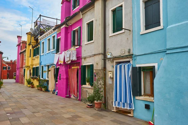 Burano Ilha Rua Paralelepípedo Estreito Entre Casas Coloridas Edifícios Com — Fotografia de Stock