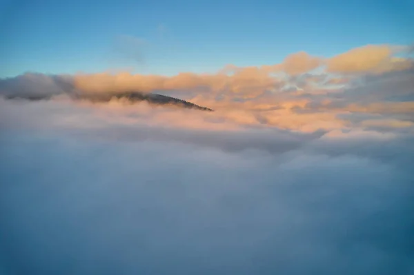 夏天日出时分 云中的群山 空中俯瞰着多雾绿树的山顶 美丽的风景 天空高耸 从低云中的山谷无人机俯瞰 — 图库照片