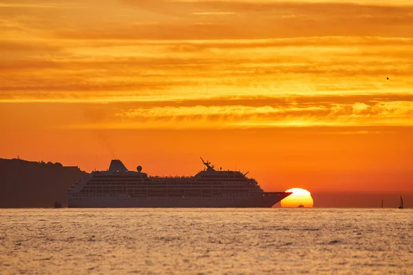 Kapal Pesiar Mewah Latar Belakang Indah Seascape Sunset Konsep Perjalanan — Stok Foto