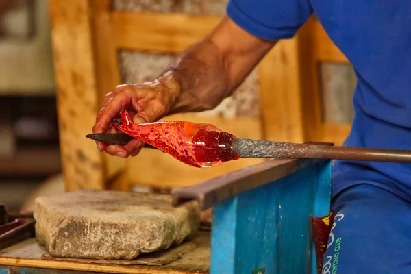 Ένας Φυσητήρας Γυαλιού Murano Κατέχει Ένα Κόκκινο Θερμό Γυαλί Γλυπτό — Φωτογραφία Αρχείου