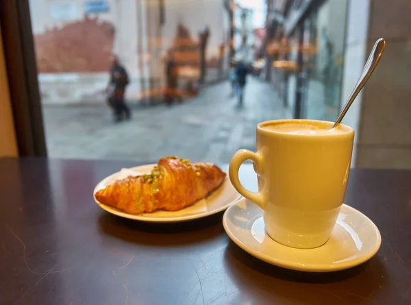 Ontbijt Met Koffie Croissants Een Mandje Tafel — Stockfoto