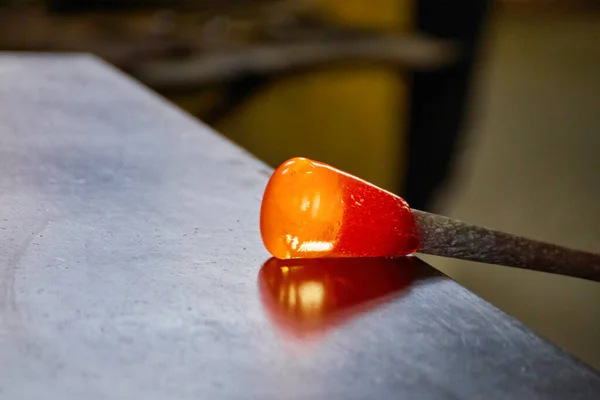 Ένας Φυσητήρας Γυαλιού Murano Κατέχει Ένα Κόκκινο Θερμό Γυαλί Γλυπτό — Φωτογραφία Αρχείου