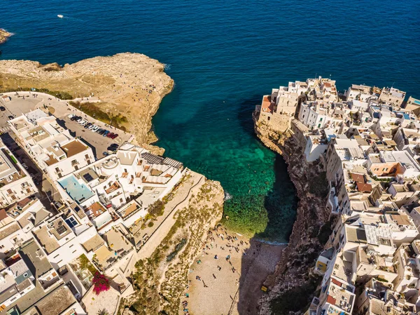ポリニャーノ マーレ Polignano Mare イタリアのプーリア州アドリア海の上にある砂岩の崖の端に建てられた村である ラマMonachile湾のドローン写真 — ストック写真