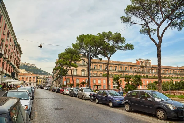Nápoles Itália Outubro 2019 Carros Rua Antigo Edifício Vermelho Lado — Fotografia de Stock