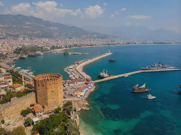 Türkiye 'nin güney kıyısında Kizil Kule veya Kızıl Kule ve Alanya ilindeki liman panoramik manzarası. Bir drondan çekilmiş yaz fotoğrafı