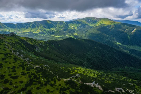 在山脊上的一个十字路口与无人机合影 喀尔巴阡山脉的夏季照片 — 图库照片