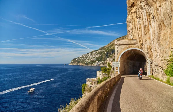 Amalfi海岸沿いの道路沿いのスクーターは イタリアのConca Dei Mariniトンネルに近づいています — ストック写真