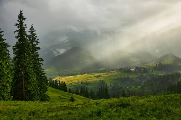 Die Berglandschaft Der Sonnenstrahl Bahnte Sich Seinen Weg Durch Wolken — Stockfoto