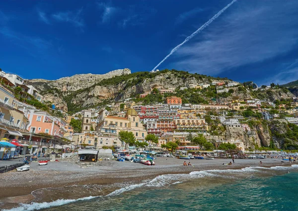 Panoramiczny Widok Positano Wygodnymi Plażami Błękitnym Morzem Wybrzeżu Amalfi Kampanii — Zdjęcie stockowe