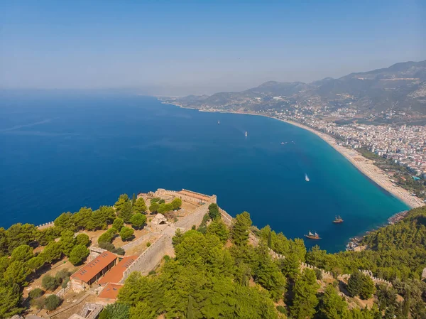 地中海从土耳其阿兰亚的缆车和克利奥帕特拉海滩的高度 — 图库照片