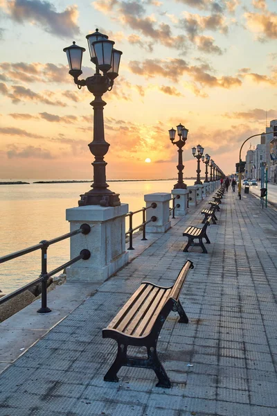 Bari Havet Färgsprakande Fantastisk Solnedgång Kusten Och Staden Visa Twilight — Stockfoto