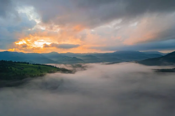 Nebel Hüllt Den Bergwald Ein Die Strahlen Der Aufgehenden Sonne — Stockfoto