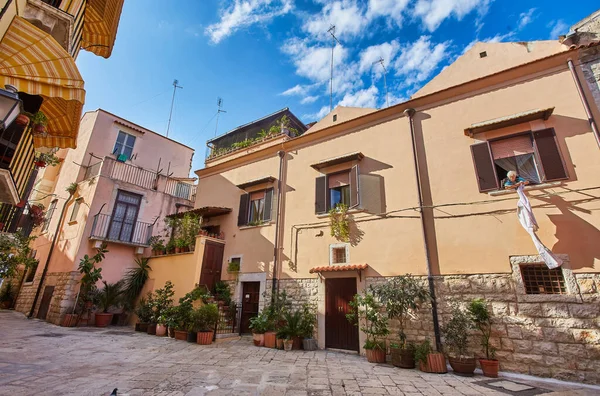 イタリアのプーリア州の旧市街にあるBarletta通りの家 — ストック写真
