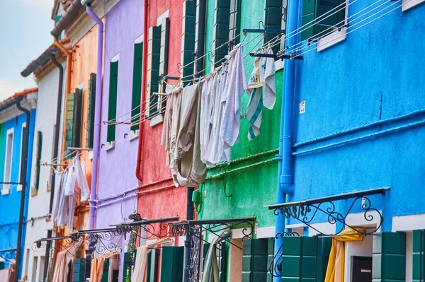 Pranie Wyschnąć Małym Tradycyjnym Bardzo Kolorowym Miejscu Wyspie Burano Włochy — Zdjęcie stockowe
