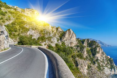 İtalya 'daki Amalfi Sahili boyunca kıvrımlı yol.