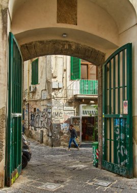 Napoli, İtalya - 25 Ekim 2019: Napoli, İtalya 'nın tarihi Spaccanapoli bölgesinde bir avlu manzarası