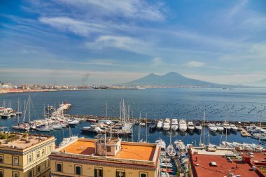 Napoli Panoraması, Napoli Körfezi 'ndeki liman manzarası ve Vezüv Dağı. Campania ili. İtalya.
