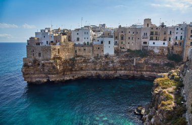 Polignano a Mare, İtalya. Adriyatik Denizi, Puglia 'daki Cala Paura plajı.
