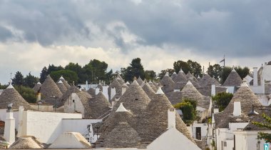 Geleneksel Trulli evleri Alberobello şehrinde, Apulia, İtalya