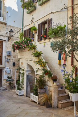 Polignano bir Mare kasabası, Puglia bölgesi, İtalya ve Avrupa 'nın muhteşem ilkbahar manzarası. Adriyatik Denizi 'nin renkli deniz manzarası. Seyahat konsepti arka planı.