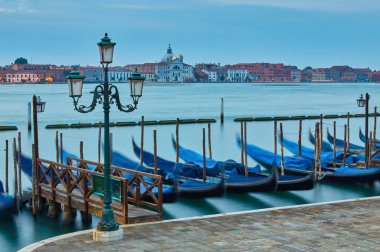 Sabah şafak kanalda görünümünü. Venedik, İtalya.